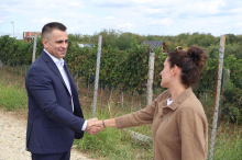 IZ ŠVAJCARSKE U SRBIJU ZA NOVI POČETAK! Milićević posetio  Anju Džipković koja u Velikoj Plani proizvodi vrhunska vina