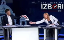 VODITELJKA N1 UMALO PALA SA STOLICE! Naginje se preko stola usred emisije i otima papir Ani Brnabić - NEČUVENO! Pogledajte skandalozan potez Tatjane Aleksić