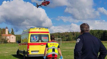 VIDEO Na igralište u Gvozdu sletio je crveni helikopter Hitne: 'Pa otkud on u Hrvatskoj?'