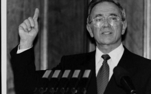 PROJEKAT ZAPOČEO U GARAŽI, PA ZARADIO STOTINE MILIONA DOLARA Ko je bio Milan Panić: Biznismen, premijer SRJ, filantrop - rođen u Beogradu, obogatio se u Americi