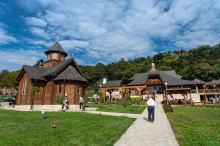 Ova banja ima najviše sunčanih sati, 5 bazena sa lekovitom vodom, a ušuškana je na jednoj od naših najlepših planina: Noćenje već od 20 evra