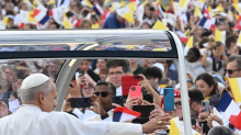 Oko 700.000 ljudi pozdravilo papu u Parizu. Ide i u Lourdes