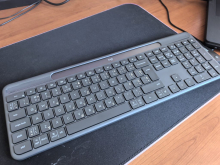 Logitech Signature Slim Solar+ K980 – tipkovnica, ki je ne polnim. Ampak ali je to dovolj?