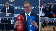 PREDSEDNIK VUČIĆ S BOKSERSKIM ŠAMPIONIMA Hvala vam na veličanstvenom uspehu koji ste postigli! Obradovali ste naš narod i boks nam vratili na velika vrata