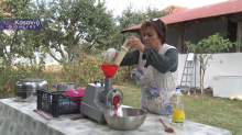 VERICA PRAVI AJVAR SAMO NA STARINSKI NAČIN! Ne stavlja ni vinobran, ni konzervanse, a tvrdi da je ovo presudna stvar! Sve što napravi, proda očas posla (VIDEO)