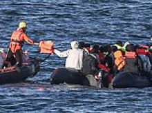 Damning photo that makes a mockery of Britain's £662m deal with France to help stop small boats crossing Channel