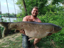 REKORDAN ULOV KAPITALCA U VELIKOJ MORAVI: Aleksandar Pinja Živadinović iz Donjeg Katuna ulovio amura od 27 kilograma! (FOTO)