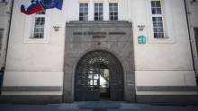 Rebalans proračuna in plačna reforma vrtata luknjo v zdravstveno blagajno