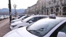 Carburanti, sale la protesta dai tassisti ai camionisti: “Sconti per noi o scioperiamo”