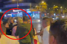 NASILJE KOJE JE INICIRAO SRDANOVIĆ Pogledajte trenutak kad blokader pesnicom udara ženu u glavu! Užasne scene u Novom Sadu u režiji tzv. studentske liste