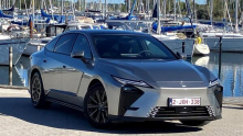 Lexus ES: tudi električno gnan ne vozi v tišini