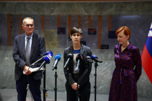 Opozicija: Blamaža in polom Janeza Janše. Kabinet premierja: Pomembnejše od fotografije dogajanje.