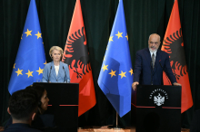 Von der Leyen na Balkan s korenčkom in palico