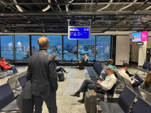 KAO SAV OBIČAN SVET Kurir uslikao premijera Srbije na aerodromu: Strpljivo čeka na presedanje do Londona, promenio dva leta (FOTO)