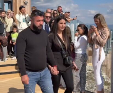 Ovakva veridba se ne viđa svakog dana! Marko kleknuo pred Nevenom na staklenom vidikovcu iznad provalije, pa sve raspametio