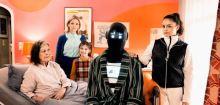 Doris Dörrie: Neuer Film über empathische KI-Roboter im Alltag