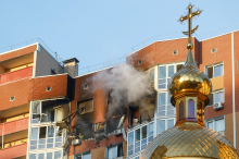 V ruskih napadih na Kijev ubit najmanj en človek. En most zaprt, promet čez drugega omejen.