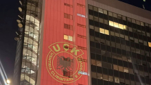 SKANDAL U PRIŠTINI! Zgrada Kurtijeve vlade svetlela u bojama i sa grbom ZLOČINAČKE OVK!  