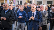 FOTO Molitelji na Trgu u Zagrebu. Preko puta njih prosvjednici bubnjali