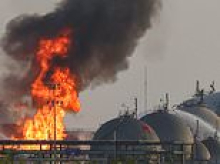 Houthis launch new attack on Riyadh oil refinery as Saudis hit back with counter-strikes on Yemen as conflict hiking world oil prices intensifies