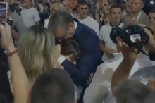 KAKO TATA LJUBI SVOJU ĆERKU! Vučić prolazio kroz masu, pa ugledao mezimicu: Pogledajte NAJEMOTIVNIJI MOMENAT u Areni - detalj koji je svima promakao (VIDEO)