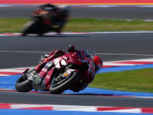 Marc Marquez z zmago v Motegiju diha za ovratnik vodilnemu Jorgeju Martinu