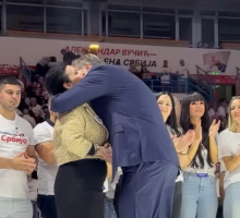 SCENA O KOJOJ SVI PRIČAJU! Vučić prišao i pao je samo 1 poljubac: Hvala Vam, draga Snežana, na ljubavi, podršci i poverenju! Srbiji je potrebno da je volimo