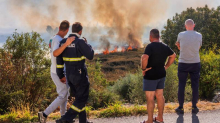FOTO Vatra divlja kod Metkovića. Obranili su kuće