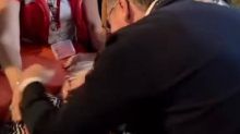 Vučić poljubio staricu koju je odvela hitna: 'Uskrisuje mrtve'