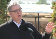 UŽIVO VUČIĆ U Novom Sadu napravićemo skup veći nego u Areni! Ovaj Šoškić kog kriju jer ga se stide, uništio nam je dinar! Penzije će ubrzano rasti
