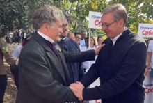 HIT-SCENA! POZNATI GLUMAC DOŠAO DA POZDRAVI VUČIĆA: Ipak ne može baš tako lako da se sakrije! Prepoznajete li ko je to? (VIDEO)