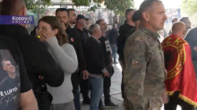 RAZBIJAJU PROZORE, BACAJU PETARDE - BACILI I KURTIJEVOG POSLANIKA! Tenzije ispred parlamenta u Prištini zbog OVK: Demonstranti blokirali ulaz (VIDEO)