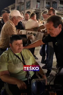 JE L' NORMALAN OVAJ?! Bogoljub Karić ženu u invalidskim kolicima pitao 