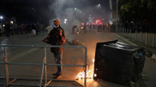 FOTO Neredi u Prištini: Stotine prosvjednika blokirale zgradu parlamenta, tjerali ih suzavcima