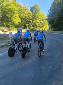 Ob 15.30 ekipne mešane štafete, v sredo Roglič starta ob 16.54
