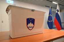 Mesec ob oddaji glasu na referendumih: Vladi je treba postaviti mejo