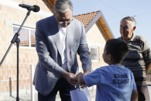 DIRLJIVA SCENA U JABUČJU: Dečak zagrlio Vučića i uručio mu poklon (VIDEO)
