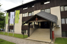 Slovenski državni gozdovi prodali upravno stavbo v Kočevju za 600 tisoč evrov manj od nakupne cene