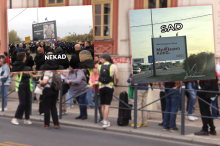 SKLONILI SLIKU UBIJENOG POLICAJCA I STAVILI SVOJU PAROLU! Sraman potez blokadera na mestu stradanja Nikole Krsmanovića kog je UBIO ALBANSKI TERORISTA (FOTO)