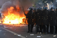 V Franciji na dijaških protestih najmanj četrt milijona ljudi. Na ulicah izgredi in nasilje.