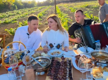 MALI POSETIO DOMAĆINSTVO ĐURĐEVIĆ STAMENKOVSKI U KALUĐERICI: Malo smo radili, pravili gulaš, pekli rakiju, razgovarali sa građanima i - zapevali (VIDEO)