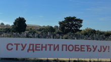 HIT BLOKADERA: Transparent “Studenti pobeđuju” postavili na groblje