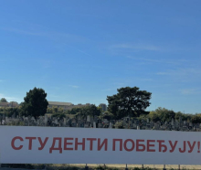 BLOKADERI OKAČILI TRANSPARENTE ČAK I NA GROBLJU! Skrnave večne kuće preminulih zarad svog političkog cilja! (FOTO)