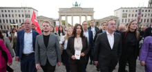 SPD marschiert in Berlin und singt Nationalhymne: Auch so geht Kampf gegen rechts außen