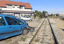 NESVAKIDAŠNJA NEZGODA U LOZNICI: Voz zakačio parkirani automobil, saobraćaj bio u prekidu