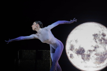 Pepelka med nagrmadenimi oblačili, družbenimi pritiski in izzivi sodobnega sveta