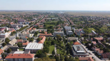 U OVO MESTO NA POLA SATA OD BEOGRADA MASOVNO SE DOSELJAVAJU! Najviše mladi sa decom i menadžeri, i evo zašto hoće baš tu! Kvadrat 1.437 evra, novogradnja 1.600!