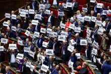 Italija dokončno sprejela sporni volilni zakon, opozicija ga je oklicala za 