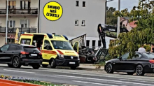 Strašna nesreća u Jaski! Autom razbio stanicu za bus. Imamo prve fotke. Dvoje je u bolnici