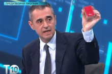 SKANDAL NA RTS, NIKEZIĆ MAHAO PAKLICOM CIGARETA U PROGRAMU! Voditeljka morala da reaguje: To ne dopuštam! (VIDEO)